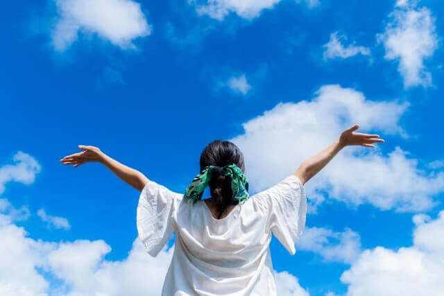 青空と女性