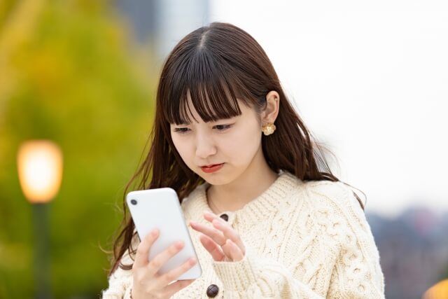 スマートフォンを見る女性