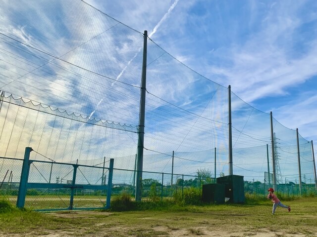 空とグラウンドのネット